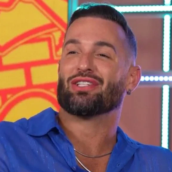 Diego Hypólito, que já falou abertamente sobre seu diagnóstico de Transtorno de Déficit de Atenção e Hiperatividade (TDAH), enfrenta desafios emocionais amplificados pelo ambiente de pressão do programa.