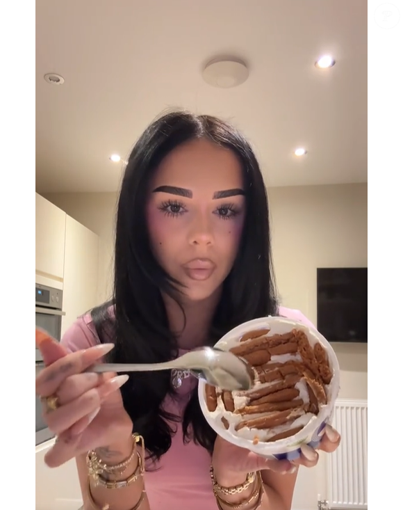 A receita viral do iogurte com Lotus Biscoff dominou o TikTok e o Instagram Reels no início de 2026 e ajudou a popularizar o tom bege caramelizado além da cozinha