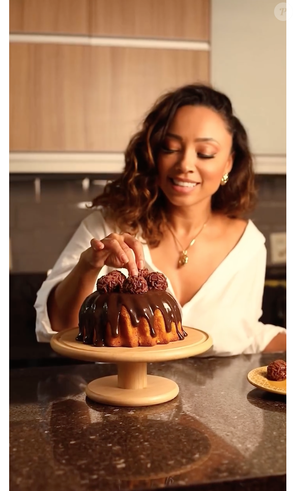 Este bolo de cenoura fica espetacular e combina muito bem com um delicioso café da tarde