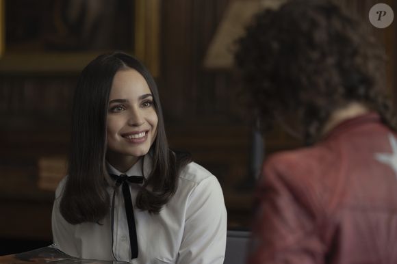 O filme da Netflix tem como protagonista Anna De La Vega, enquanto no livro a personagem se chama Eleanor Duran.