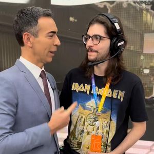 No vídeo, César Tralli pergunta se Gabriel estava feliz com a contratação, e se o pessoal o acolheu de maneira cordial.