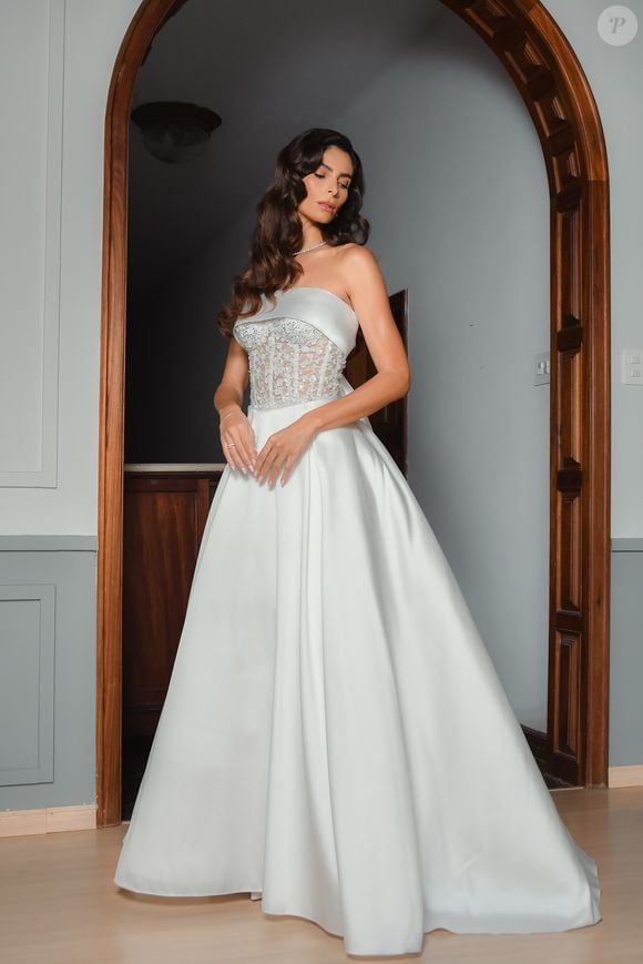 Vestido de noiva elegante e sofisticado foi criado por Lethicia Bronstein: O styling foi assinado por Nathalia Coutinho e a beleza por Mary Saavedra