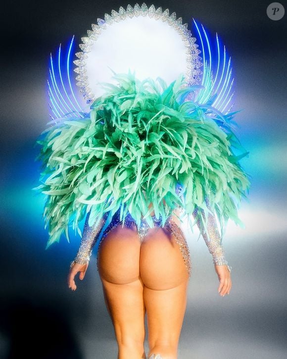 Paolla Oliveira exibe bumbum em fantasia oficial como rainha de bateria da Grande Rio e rouba a cena