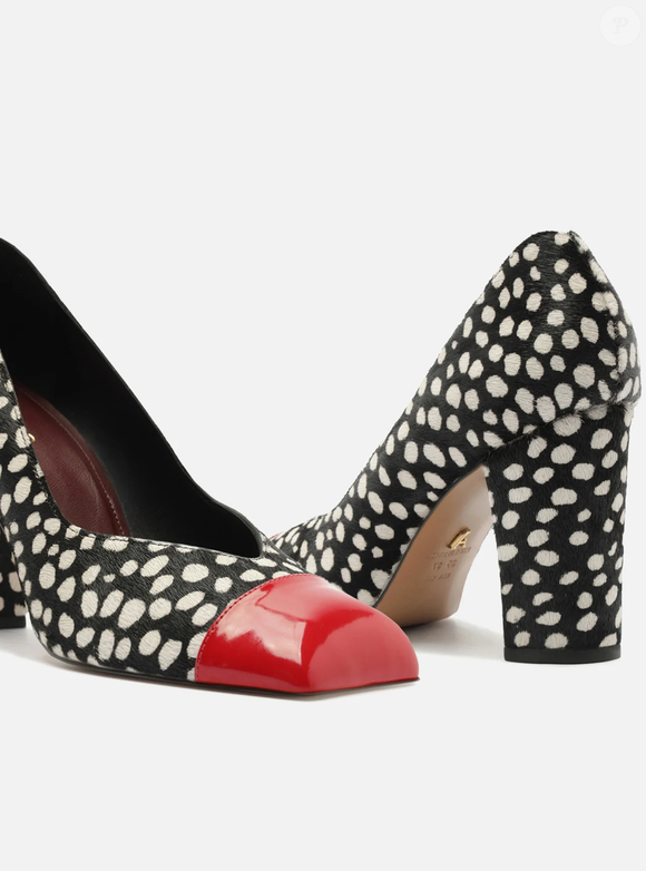 O resultado da Arezzo é um visual elegante e cheio de personalidade, que remete ao universo criativo de Yayoi Kusama, enquanto acompanha a forte tendência retrô chic que segue em alta nesta temporada