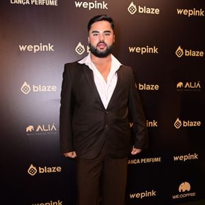 Lucas Guedes usou look elegante na festa de Virginia: terno com camisa branca levemente aberta