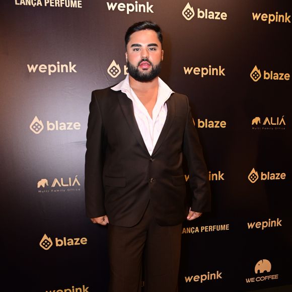 Lucas Guedes usou look elegante na festa de Virginia: terno com camisa branca levemente aberta