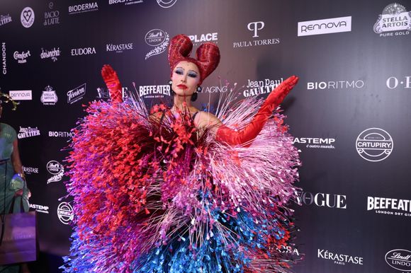 Look de Sabrina Sato no tapete vermelho do Baile Vogue 2025 era repleto de volume