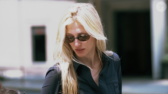 Cabelo loiro manteiga usado por Carolyn Bessette é tendência no Outono 2026: ilumina o olhar e deixa textura cremosa nos fios