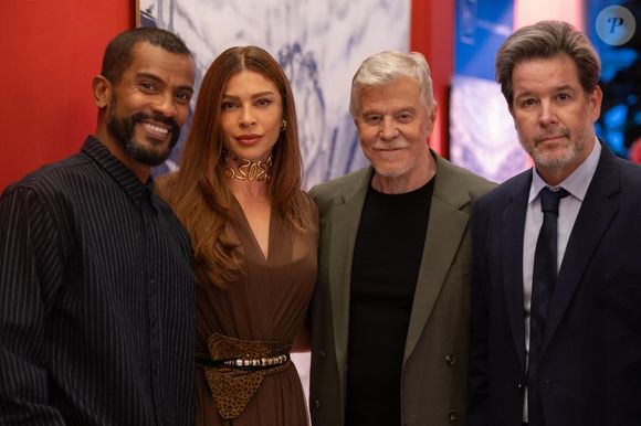 Estátua reaparece em evento na galeria de arte em 'Três Graças': cena com João Rubens (Samuel de Assis), Arminda (Grazi Massafera), Kasper (Miguel Falabella) e Ferette (Murilo Benício)