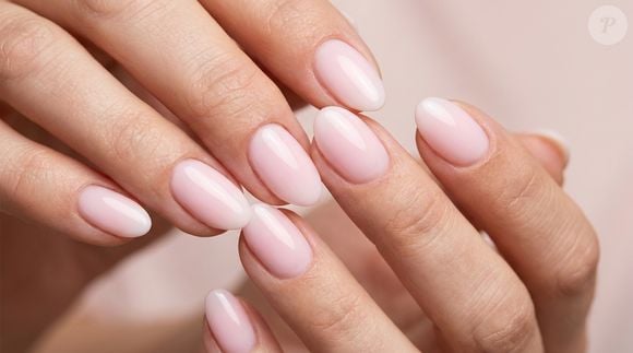 Rosa pastel deixa unhas curtas delicadas e luminosas: entre o branco leitoso e o rosa empolvado, o tom reforça uma estética natural e elegante e funciona tanto sozinho quanto como base para decorações