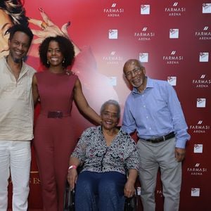 Maria Julia Coutinho foi com marido e os pais ao show de Alcione