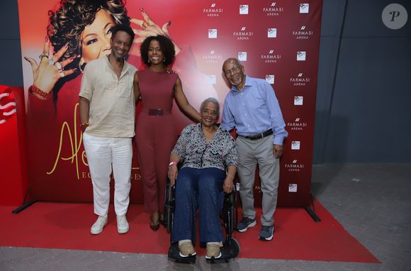 Maria Julia Coutinho foi com marido e os pais ao show de Alcione