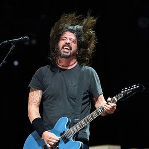 13. Foo Fighters (2019) - A banda liderada por Dave Grohl ficou marcada por uma exigência inusitada: 350 toalhas brancas, um dos maiores pedidos do tipo na história do festival. No cardápio, os integrantes solicitaram opções de refeições veganas, além de pratos coreanos e mexicanos, evidenciando um gosto diversificado.