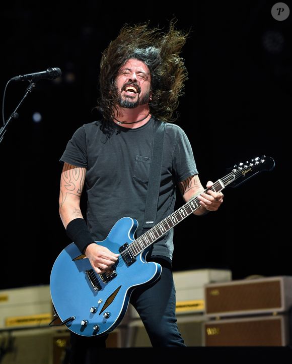 13. Foo Fighters (2019) - A banda liderada por Dave Grohl ficou marcada por uma exigência inusitada: 350 toalhas brancas, um dos maiores pedidos do tipo na história do festival. No cardápio, os integrantes solicitaram opções de refeições veganas, além de pratos coreanos e mexicanos, evidenciando um gosto diversificado.