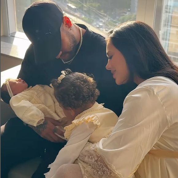 Filha mais velha de Neymar e Bruna Biancardi, Mavie encantou ao fazer carinho na irmã caçula