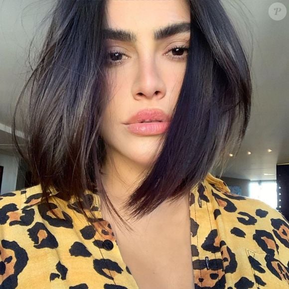 Cleo mostra uma versão do chanel com as mechas da frente mais longas e pontas bem desfiadas e desconectadas. O acabamento cria um efeito de "messy hair" e deixa o visual mais descolado