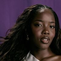 Entrevista | 'Cuidar dos fios deixou de ser luxo e virou necessidade', conta Clara Moneke sobre rotina com cabelo diante da carreira de sucesso
