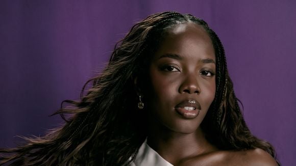 Entrevista | 'Cuidar dos fios deixou de ser luxo e virou necessidade', conta Clara Moneke sobre rotina com cabelo diante da carreira de sucesso