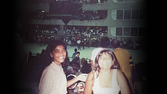 Antes de brilhar como rainha de bateria, ela já era apaixonada pela Sapucaí! Aos 12 anos, viu seu primeiro desfile da frisa graças a um amigo do pai