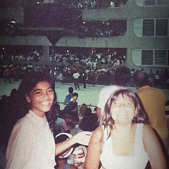 Antes de brilhar como rainha de bateria, ela já era apaixonada pela Sapucaí! Aos 12 anos, viu seu primeiro desfile da frisa graças a um amigo do pai