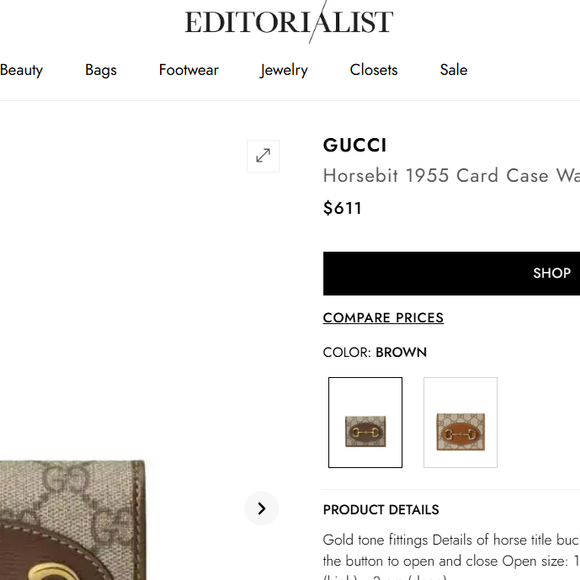 A carteira usada por Isabelle Drummond é bastante semelhante ao modelo Gucci Horsebit 1955, em canvas GG Supreme com acabamento em couro marrom. Segundo as informações fornecidas, o acessório estava disponível por US$ 611, valor informado como R$ 3.179,03