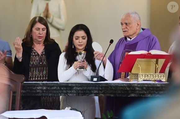 Li Martins participou de alguns ritos na missa e não conteve a emoção