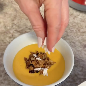 Na hora de servir, adicione a granola e o coco ralado para dar mais textura ao iogurte