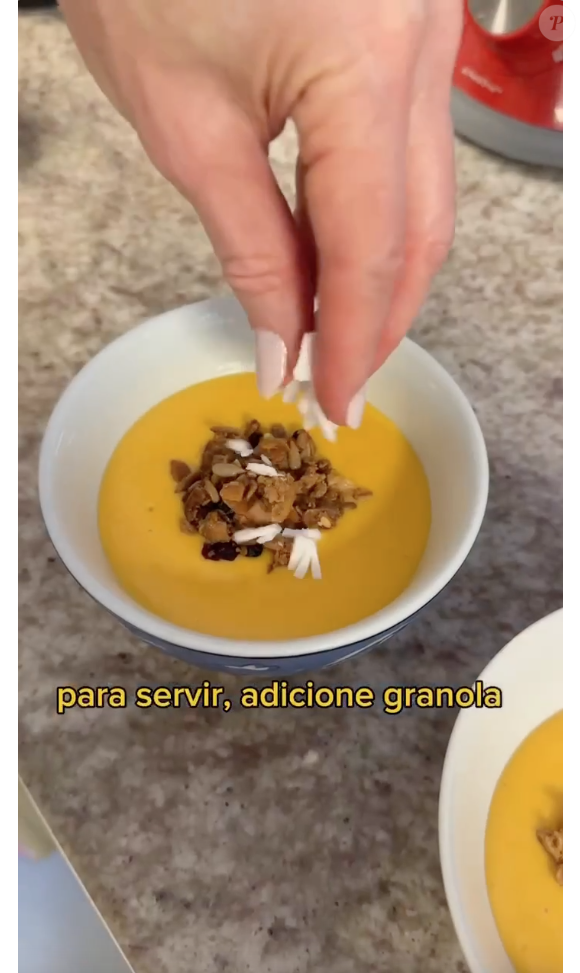 Na hora de servir, adicione a granola e o coco ralado para dar mais textura ao iogurte