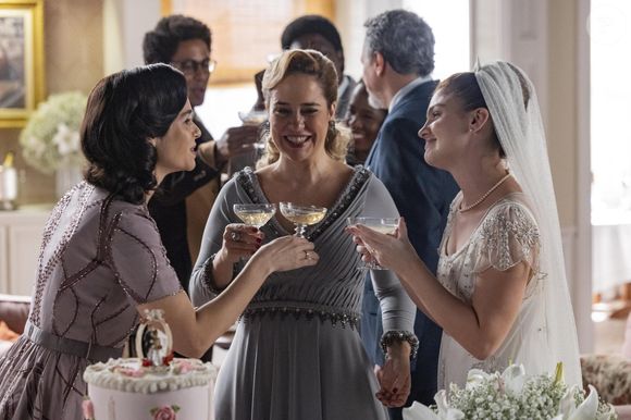 Novela 'Garota do Momento': Celeste (Débora Ozório) ganha o vestido de noiva e o buquê de Lígia (Palomma Duarte), sua mãe.