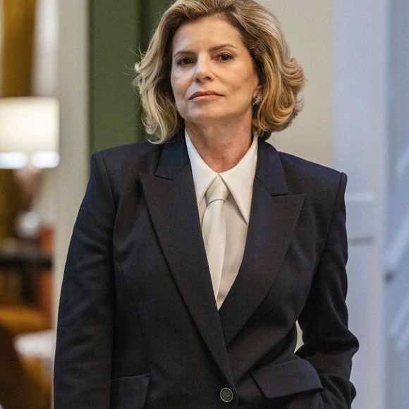 Em 'Vale Tudo', Odete Roitman (Debora Bloch) estará decidida a separar Ivan (Renato Góes) de Raquel (Taís Araújo).