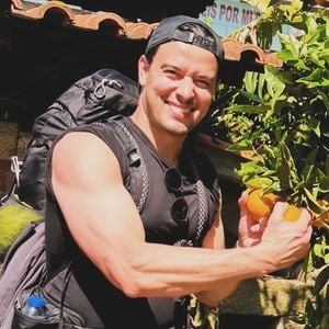 Thiago Salvático, o chef de cozinha que tenta provar uma união estável com o apresentador, não desistiu do processo e pede R$ 1,5 bilhão na Justiça