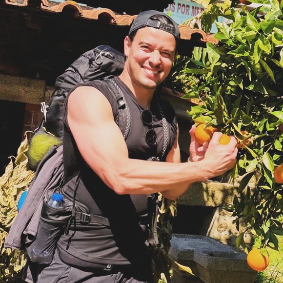 Thiago Salvático, o chef de cozinha que tenta provar uma união estável com o apresentador, não desistiu do processo e pede R$ 1,5 bilhão na Justiça