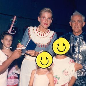 Xuxa resgatou uma foto de Carolina Dieckmmann nos bastidores do filme ‘A Princesa Xuxa e os Trapalhões’ em 1989