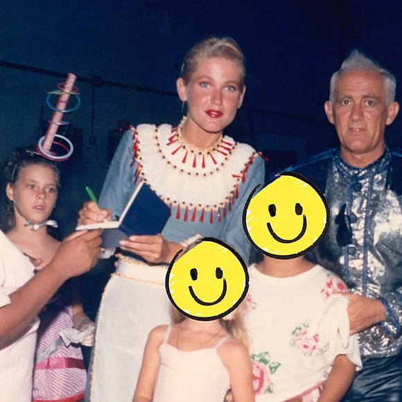 Xuxa resgatou uma foto de Carolina Dieckmmann nos bastidores do filme ‘A Princesa Xuxa e os Trapalhões’ em 1989