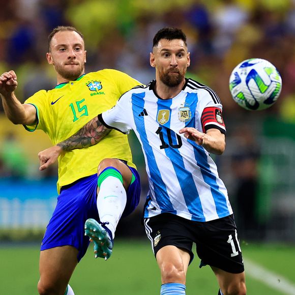 O Brasil jogou nesta terça-feira (25), contra a Argentina pelas Eliminatórias da Copa do Mundo de 2026, em Buenos Aires.