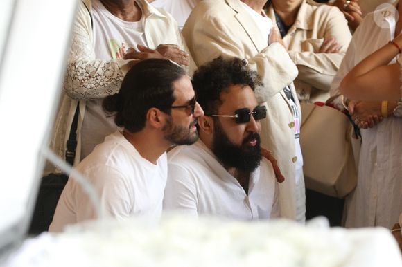 Primo de Preta Gil, Gabriel Gil é amparado durante velório da famosa, ocorrido nesta sexta-feira (25), no Theatro Municipal do Rio de Janeiro.