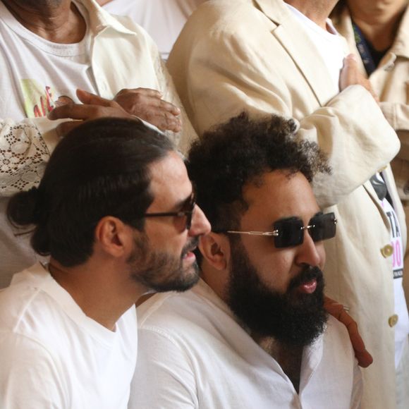Primo de Preta Gil, Gabriel Gil é amparado durante velório da famosa, ocorrido nesta sexta-feira (25), no Theatro Municipal do Rio de Janeiro.