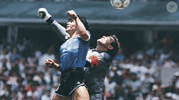 Para Colin Farrell, ninguém influenciou tanto o futebol quanto Diego Maradona. A declaração foi dada ao jornal La Nación, onde o ator voltou a destacar a importância do eterno camisa 10 da Argentina mesmo diante da grandeza de Messi e Cristiano Ronaldo