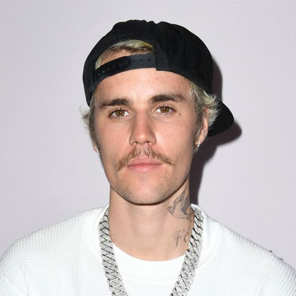 Bieber se envolve em novo confronto com paparazzi durante passeio em Palm Springs