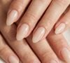 Com acabamento cremoso e brilho difuso, as 'soap nails' em tom nude entregam limpeza visual e sofisticação discreta em qualquer produção