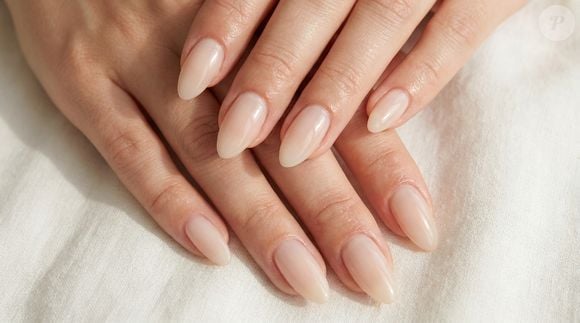 Com acabamento cremoso e brilho difuso, as 'soap nails' em tom nude entregam limpeza visual e sofisticação discreta em qualquer produção