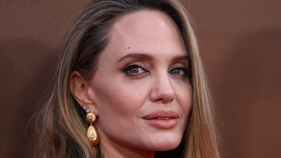 Médico explica diagnóstico que afeta Angelina Jolie e 80 mil brasileiros todo ano: ‘Provoca sintomas como boca torta’