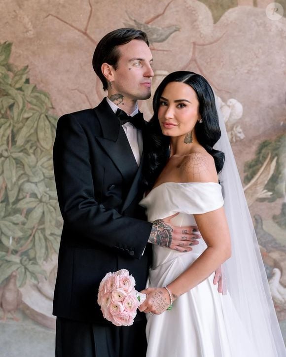 Demi Lovato se casou com Jordan "Jutes" Lutes na Califórnia, neste último domingo (1).