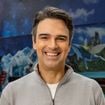 Tadeu Schmidt fez implante capilar? Apresentador confessou outra mudança capilar na TV; médica explica riscos, pós-operatório e mais detalhes