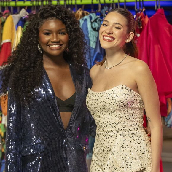 Ana Clara Lima também adora variar os penteados dos fios: nessa foto com Kenya Sade, ela apostou no cabelo preso alinhado