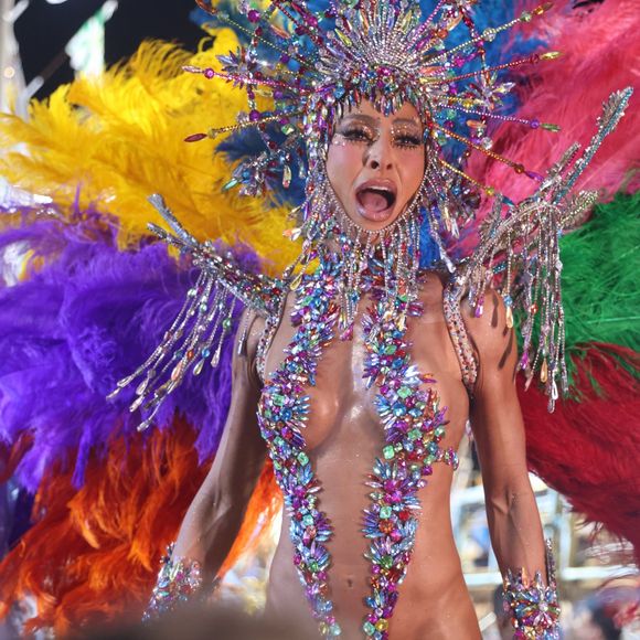 Fantasia de Sabrina Sato conta com cristais na coroa e pedrarias nas franjas