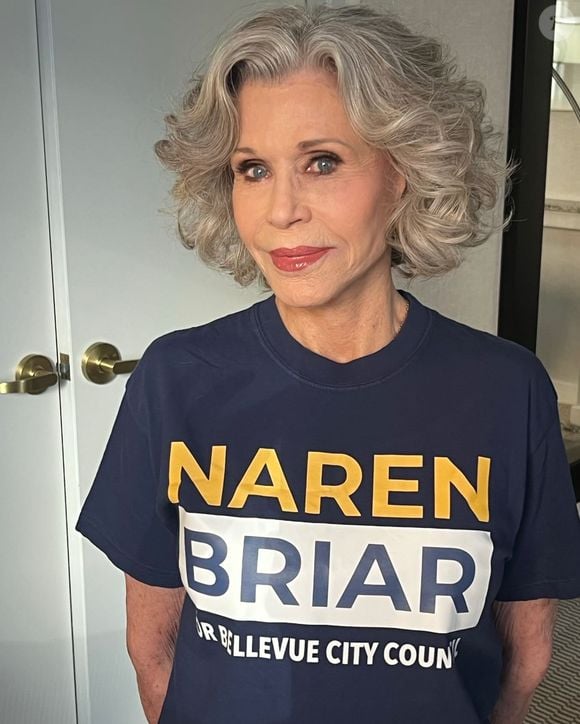 Mechas irregulares e tons de prata, cinza frio e branco mantêm o look de Jane Fonda elegante