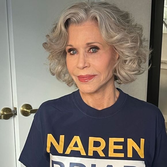 Mechas irregulares e tons de prata, cinza frio e branco mantêm o look de Jane Fonda elegante