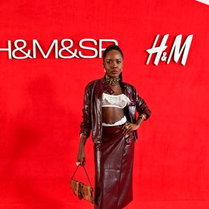 H&M no Brasil: Clara Moneke apostou em look ousado de couro