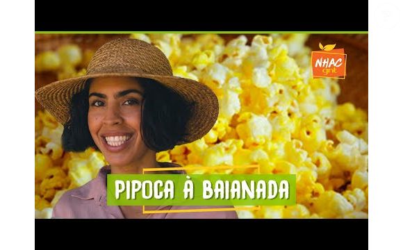 Bela Gil preparava uma receita autoral para Arlindo Cruz, a Pipoca à baianada. Entre os ingredientes, estão duas colheres de sopa de azeite de dendê